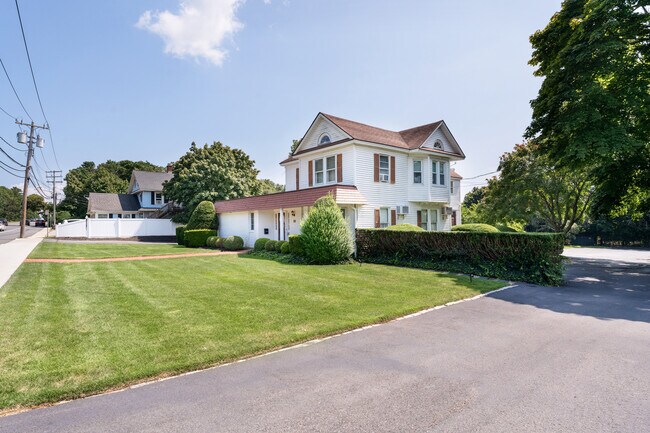 More details for 94 E Montauk Hwy, Hampton Bays, NY - Retail for Sale