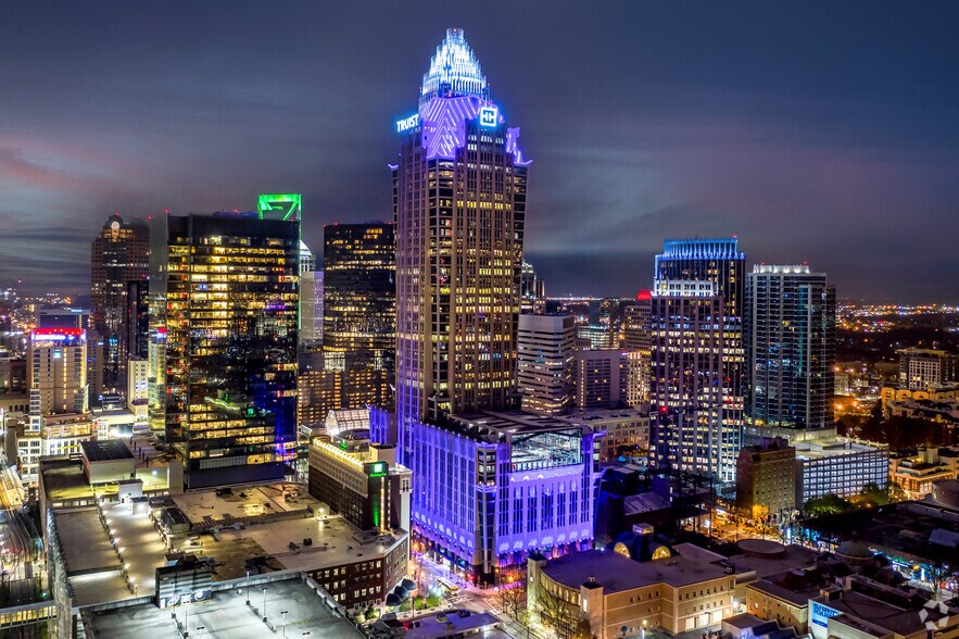 214 N Tryon St, Charlotte, NC à louer - Photo du bâtiment - Image 1 de 10
