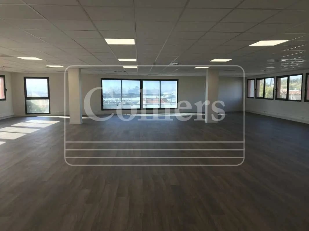 Office in Marseille for lease Interior Photo- Image 1 of 11