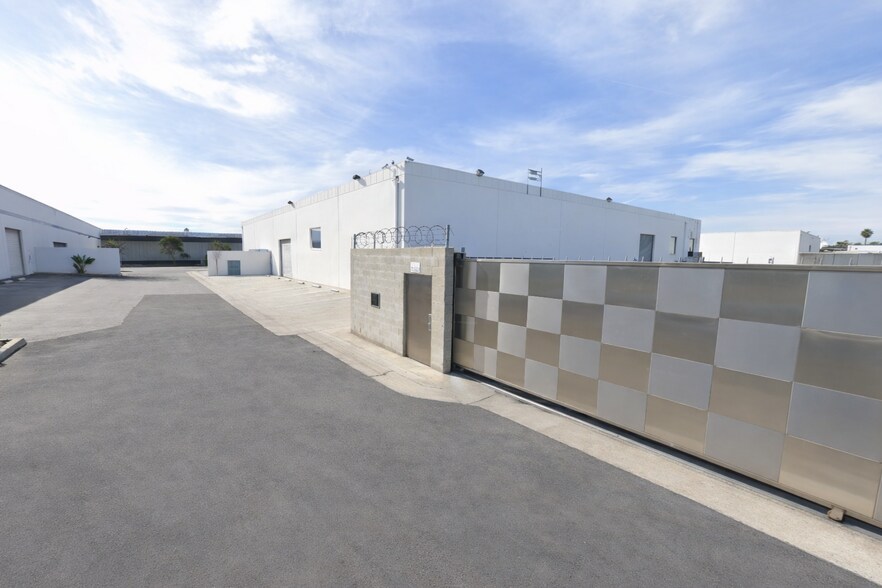 3031 Fujita St, Torrance, CA à louer - Photo du bâtiment - Image 3 de 4