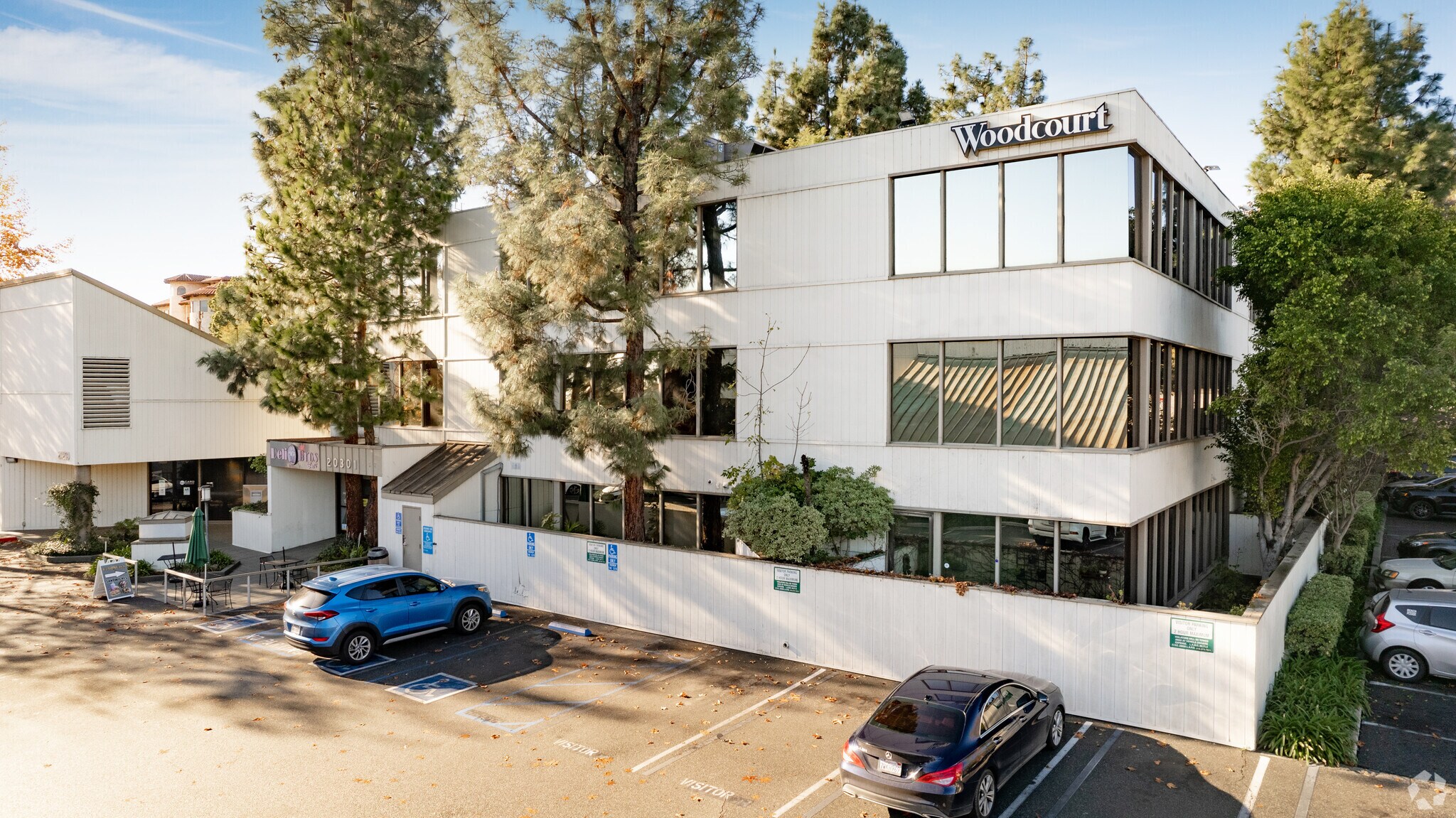 20301 Ventura Blvd, Woodland Hills, CA à louer Photo du bâtiment- Image 1 de 6