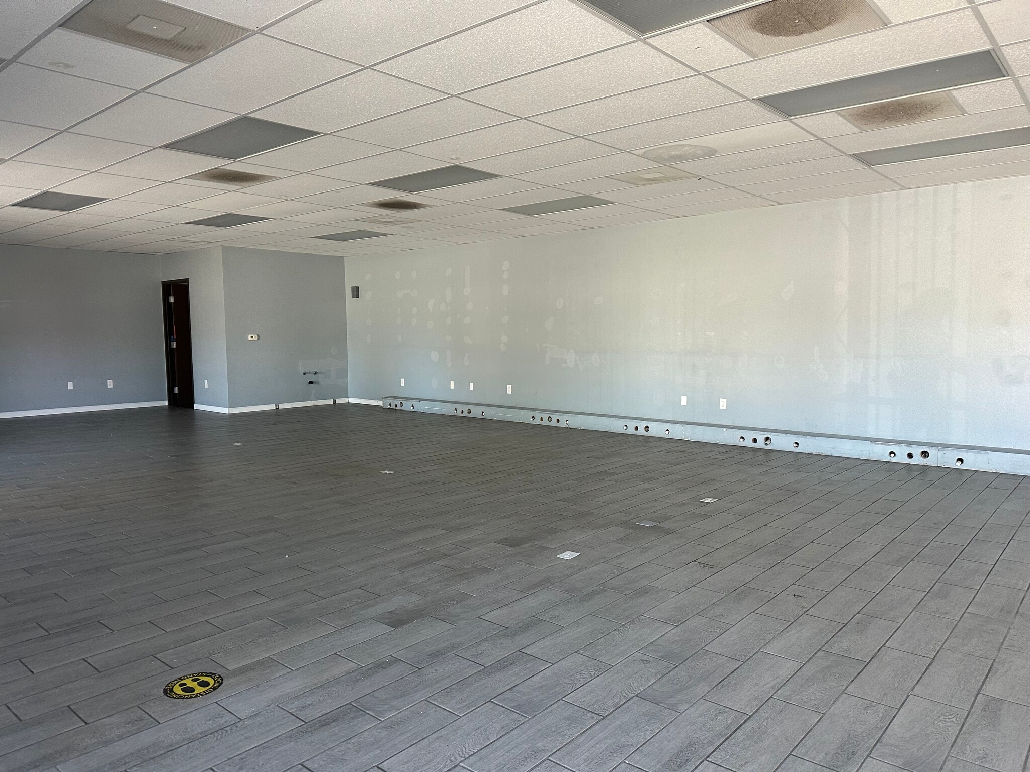 2715 W Foothill Blvd, Rialto, CA for lease Interior Photo- Image 1 of 2