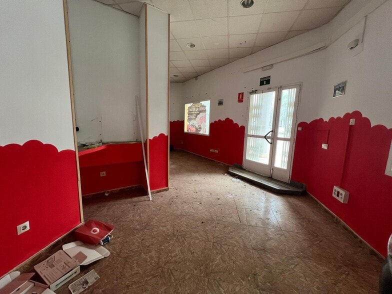 Retail in Cáceres for lease - Building Photo - Image 2 of 7