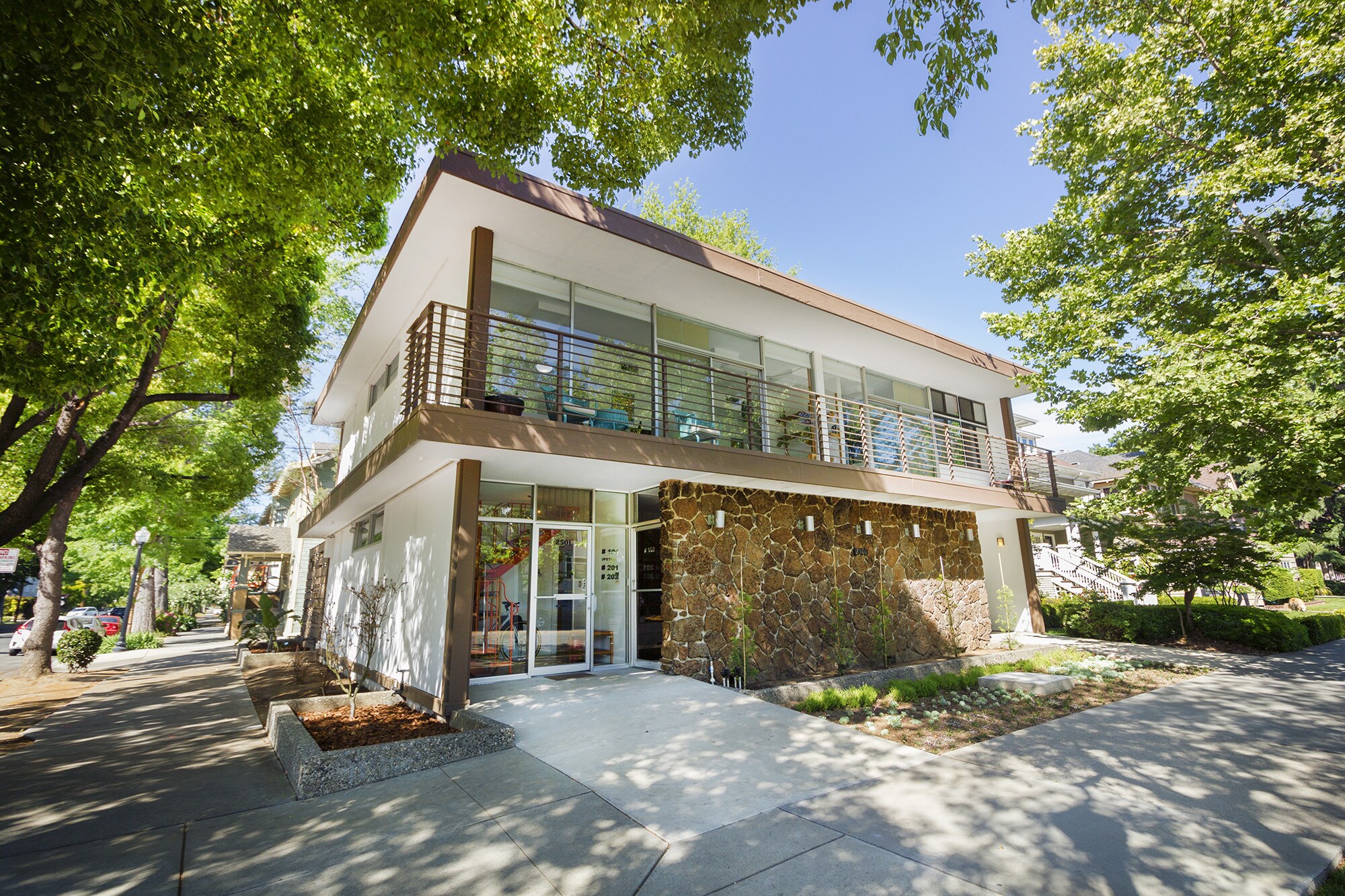 2501 Capitol Ave, Sacramento, CA à louer Photo principale- Image 1 de 3