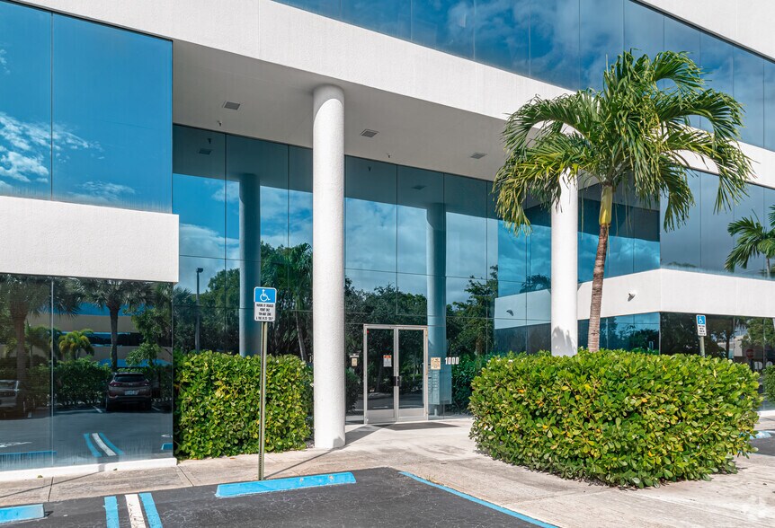 1000 NW 65th St, Fort Lauderdale, FL à louer - Photo du bâtiment - Image 3 de 36