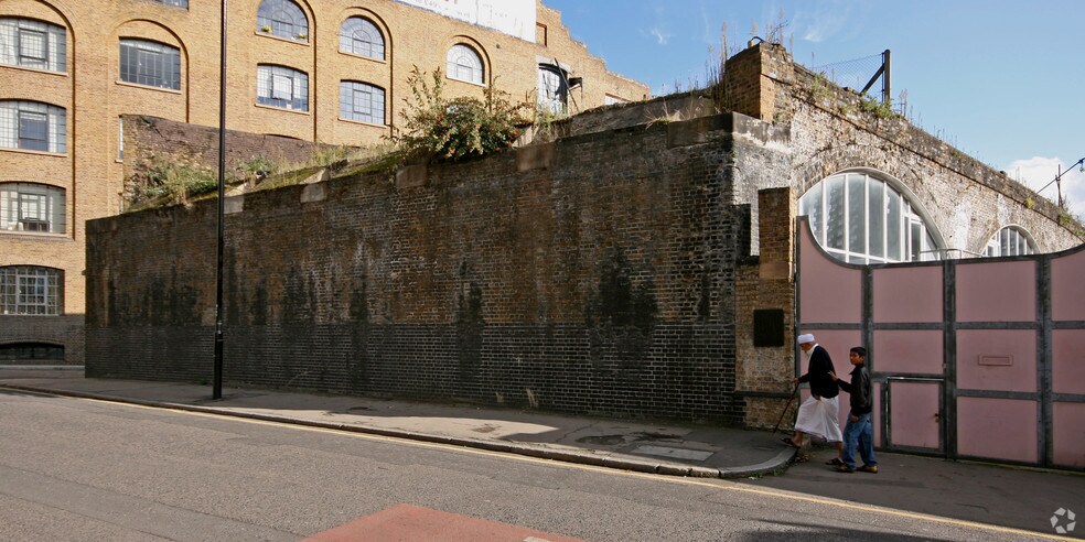 Pinchin St, Londres à louer - Photo du bâtiment - Image 2 de 14