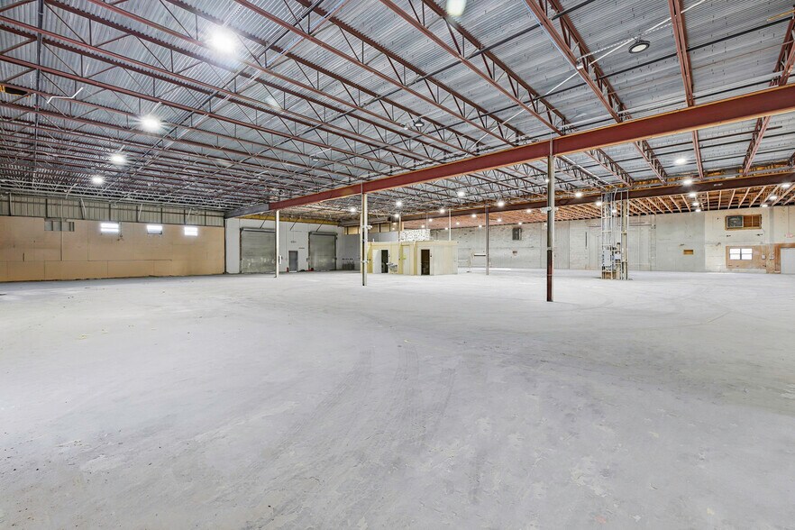 657 NE Dixie Hwy, Jensen Beach, FL à louer - Photo du bâtiment - Image 3 de 10