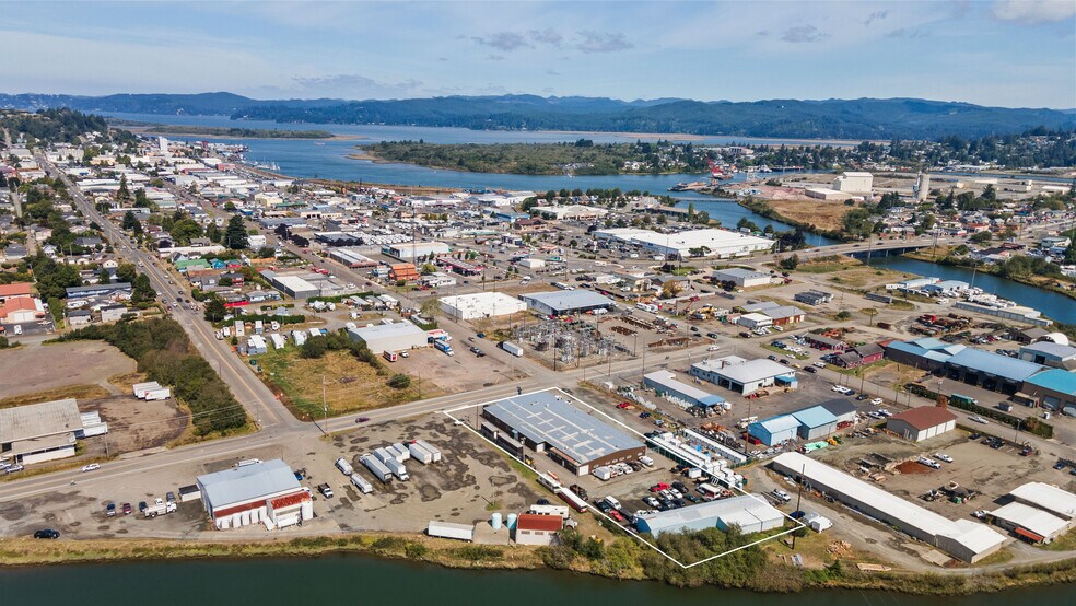 225 W Lockhart Ave, Coos Bay, OR à vendre - Photo du bâtiment - Image 2 de 43