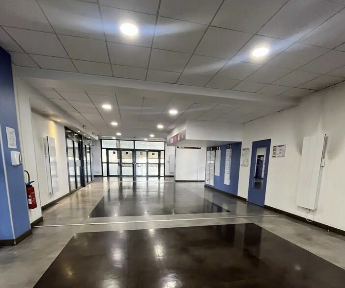 Bureau dans Montigny-le-Bretonneux à vendre - Photo du bâtiment - Image 3 de 4