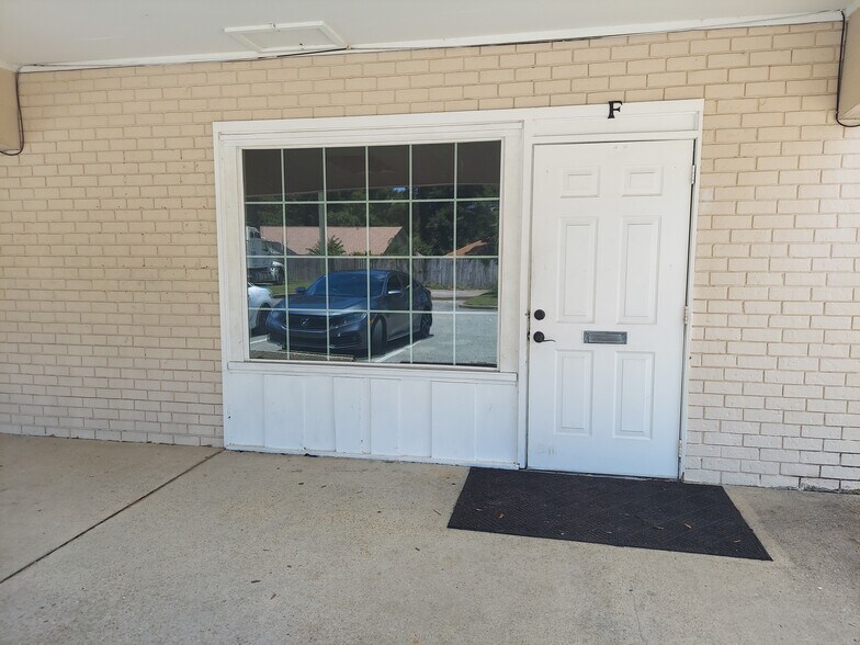 180 E Burgess Rd, Pensacola, FL à louer - Photo du bâtiment - Image 2 de 35