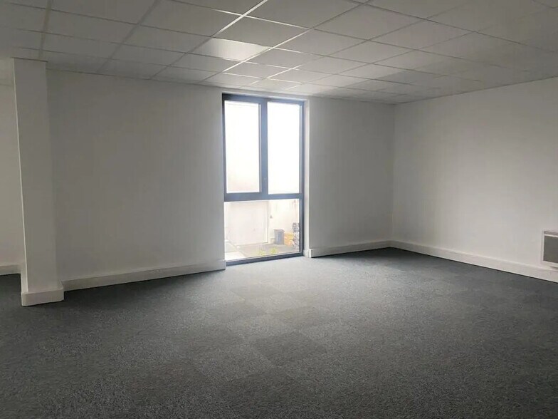 Flex in Bussy-Saint-Martin for lease - Interior Photo - Image 2 of 7