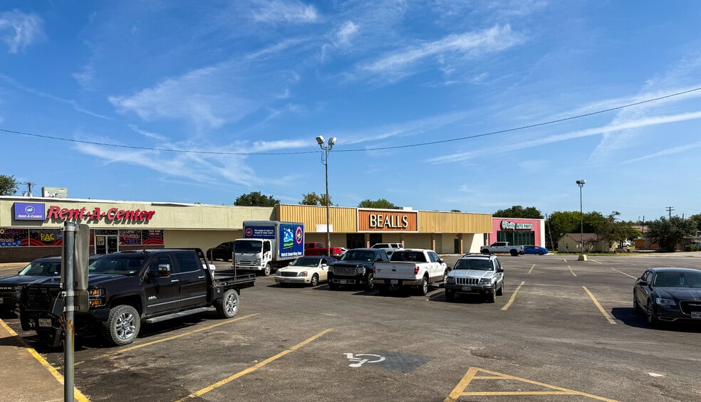 320-370 Covington St, Hillsboro, TX à louer - Photo du bâtiment - Image 3 de 5