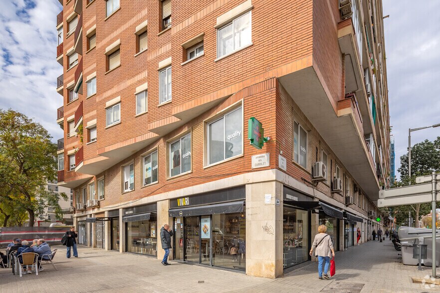 Immeuble residentiel dans Barcelone, Barcelona à vendre - Photo du bâtiment - Image 2 de 3