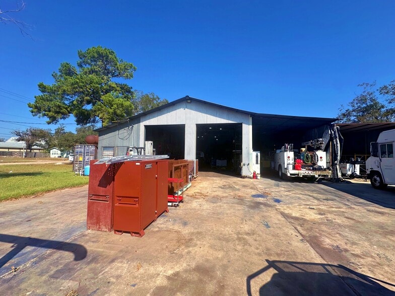 215 E College St, Pleasanton, TX for sale - Building Photo - Image 3 of 9