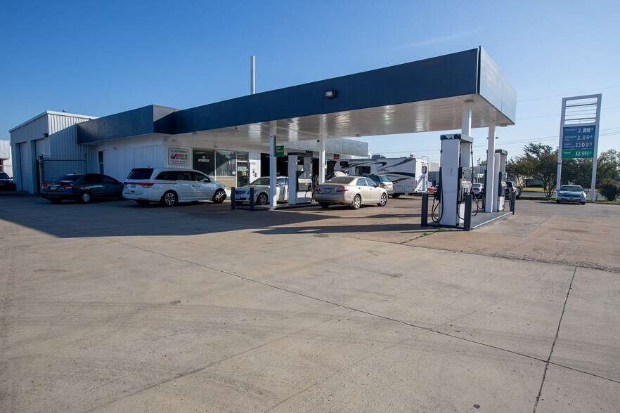 6705 Meadowbrook Dr, Fort Worth, TX à vendre - Photo du bâtiment - Image 3 de 9