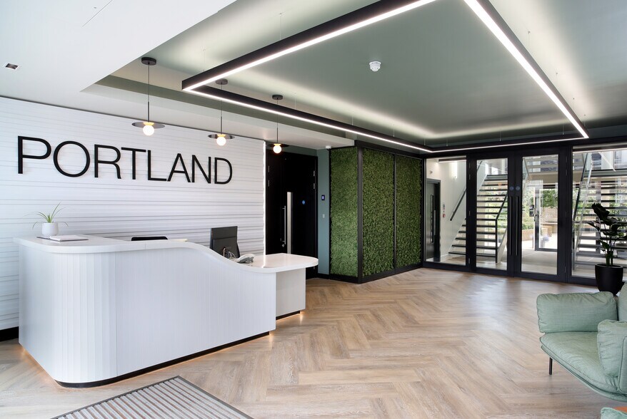 25 High St, Crawley for lease - Interior Photo - Image 1 of 11