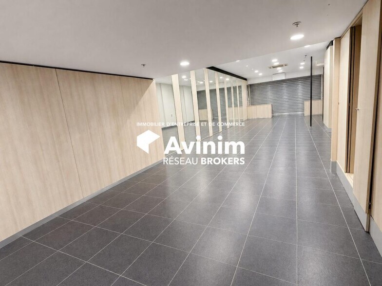Retail in Lormont for lease - Building Photo - Image 3 of 6