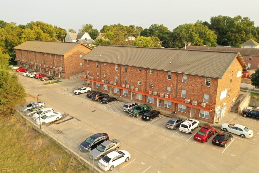 109-111 Commercial St, Warrensburg, MO à vendre - Photo du b timent - Image 1 de 1