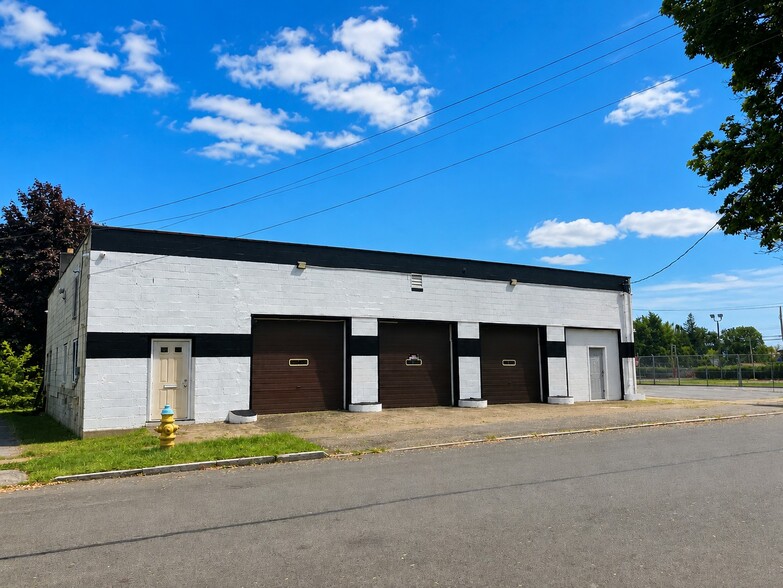 121 78th St, Niagara Falls, NY à vendre - Photo du bâtiment - Image 2 de 8