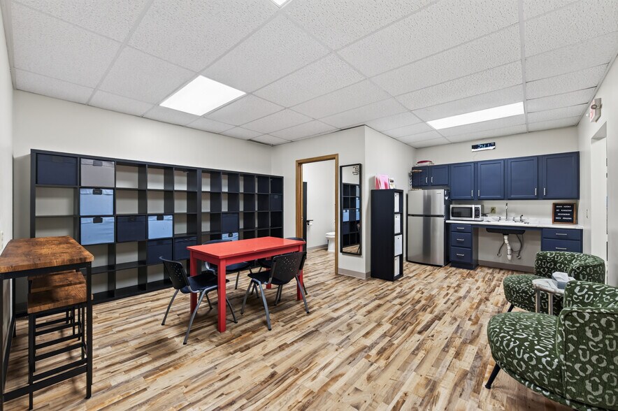 146 Lake St N, Forest Lake, MN for lease - Building Photo - Image 1 of 25