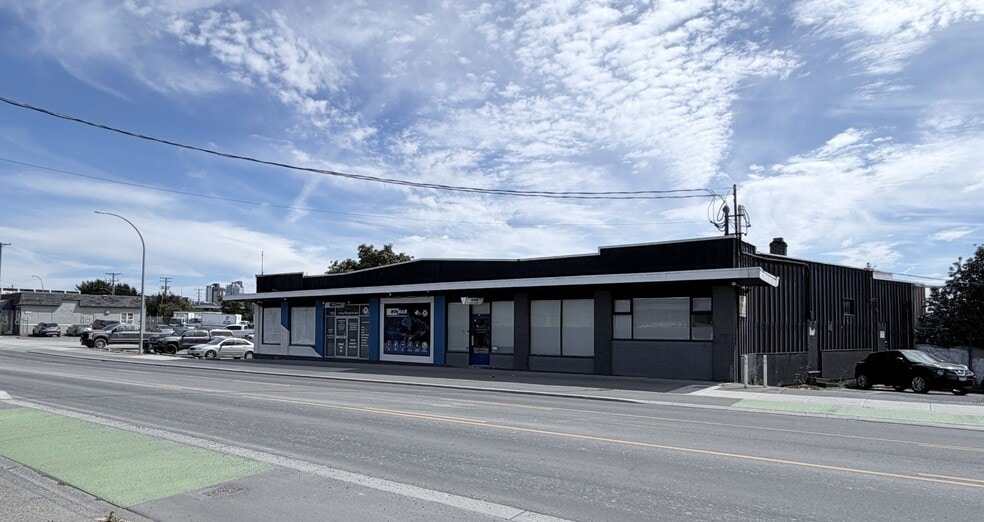 575-579 Gorge Rd E, Victoria, BC for lease - Building Photo - Image 1 of 4