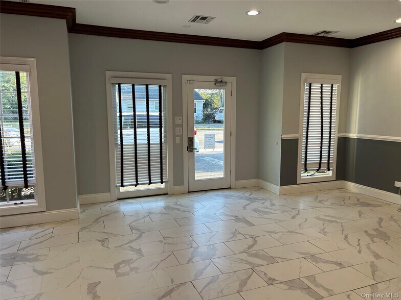 361 Union Blvd, West Islip, NY à vendre - Photo du bâtiment - Image 3 de 29