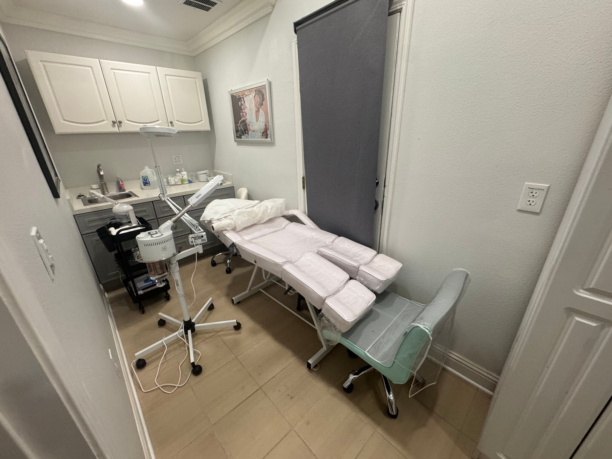 219 South St, Hollister, CA for lease Interior Photo- Image 1 of 2