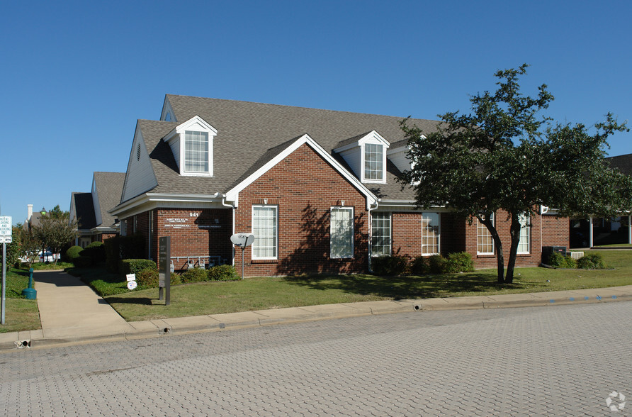 951 York Dr, DeSoto, TX for lease - Building Photo - Image 3 of 8