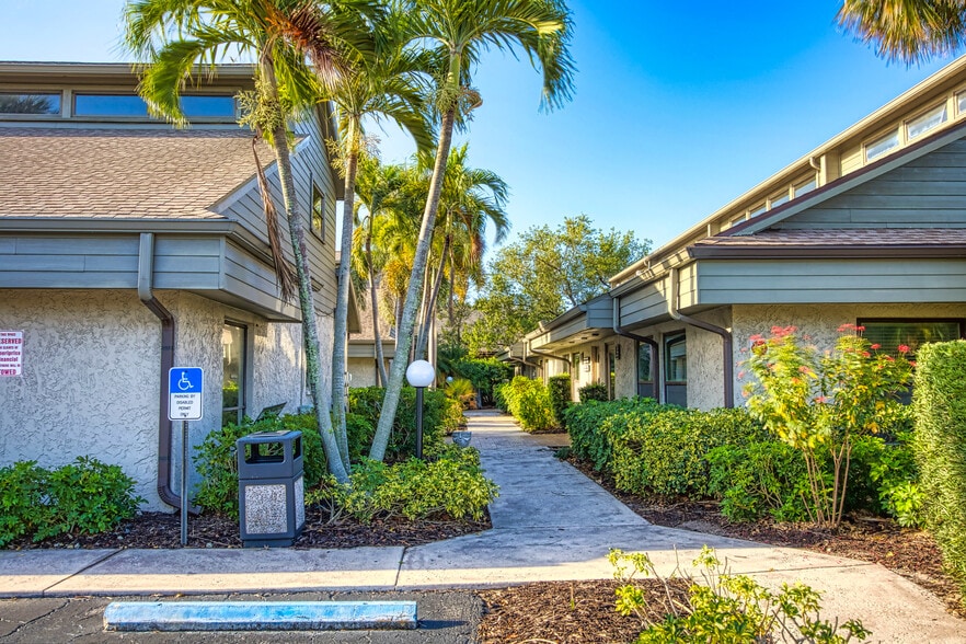 1560 Matthew Dr, Fort Myers, FL for sale - Building Photo - Image 2 of 4