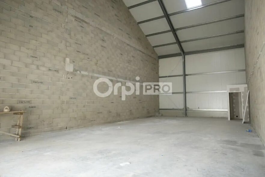 Flex in Chavanoz for lease - Interior Photo - Image 2 of 5