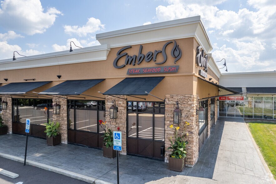 8160-8180 Montgomery Rd, Cincinnati, OH à louer - Photo principale - Image 3 de 4