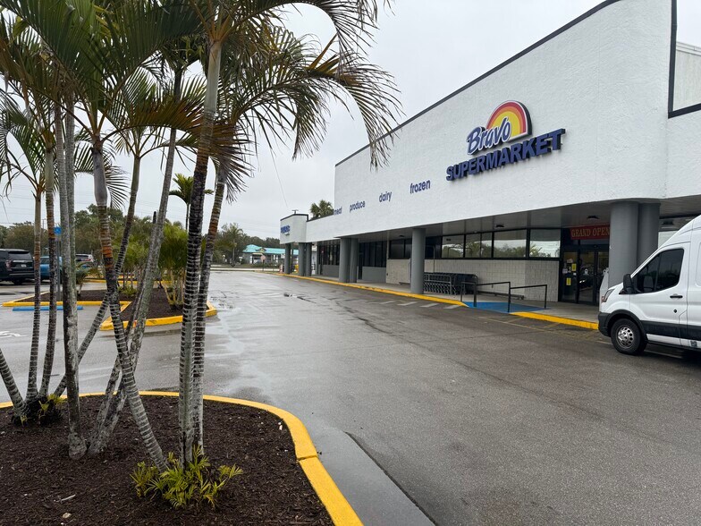 4150 Hancock Bridge Pky, North Fort Myers, FL à louer - Photo du bâtiment - Image 3 de 12