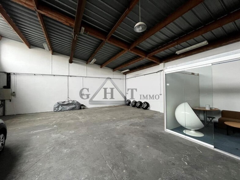 Industrial in Saint-Maur-des-Fossés for lease - Interior Photo - Image 2 of 3
