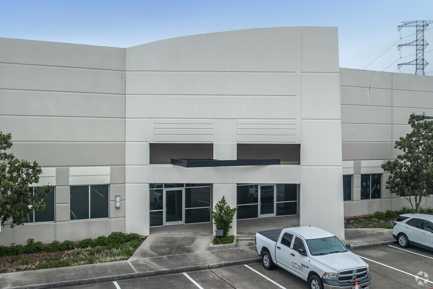 7220 N Sam Houston Pky W, Houston, TX à louer - Photo du bâtiment - Image 3 de 8