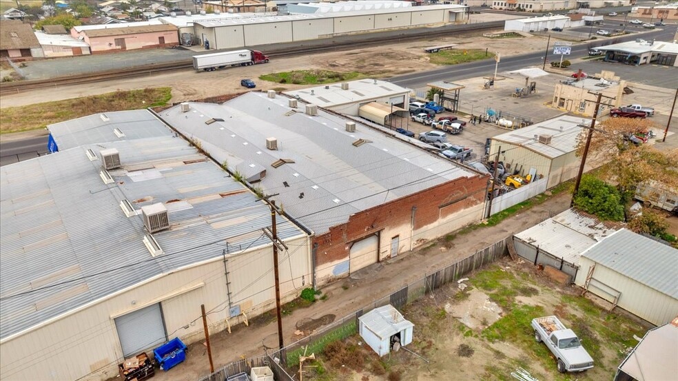 142 S D St, Porterville, CA for lease - Building Photo - Image 3 of 15