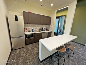 2838 NW Crossing Dr, Bend, OR à louer Photo intérieure- Image 2 de 3