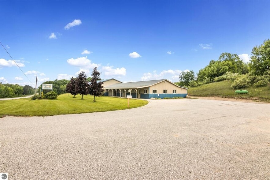 8160 Cadillac Hwy, Benzonia, MI for sale - Building Photo - Image 2 of 33