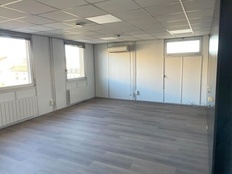 Office in Versailles for lease - Interior Photo - Image 1 of 11