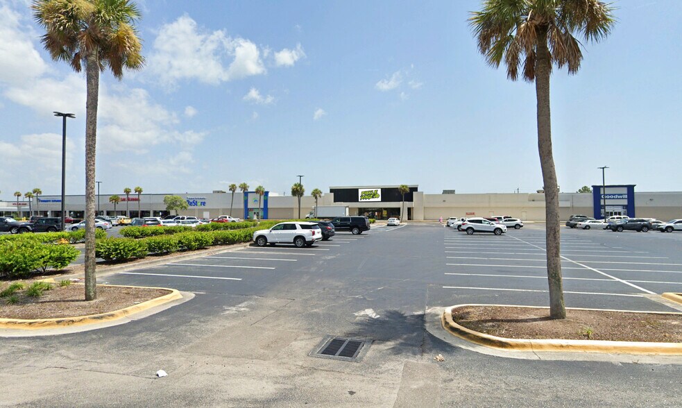 15271 Mcgregor Blvd, Fort Myers, FL à louer - Photo du bâtiment - Image 1 de 13
