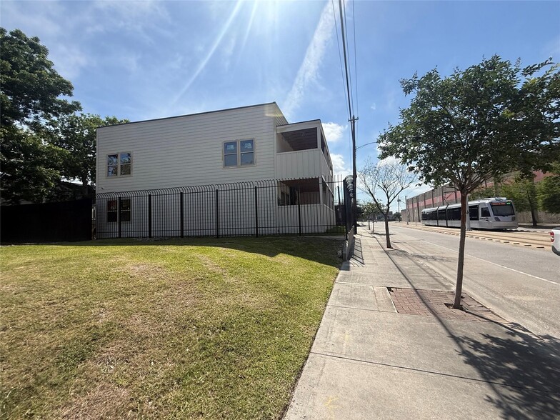 3917 Harrisburg Blvd, Houston, TX for sale - Building Photo - Image 2 of 4
