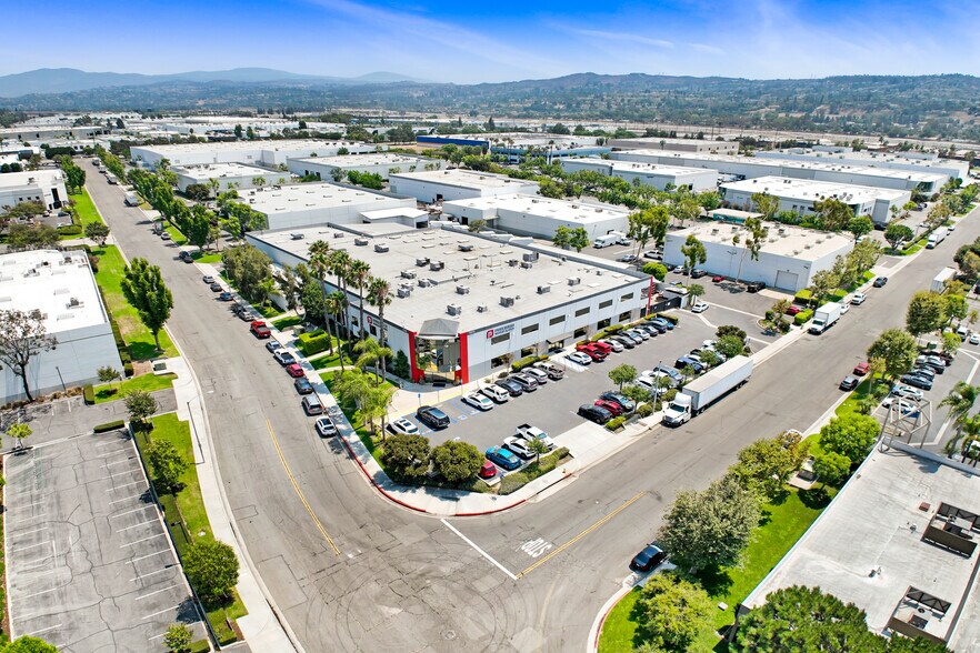 4900 E Hunter Ave, Anaheim, CA à vendre - Photo du bâtiment - Image 2 de 23
