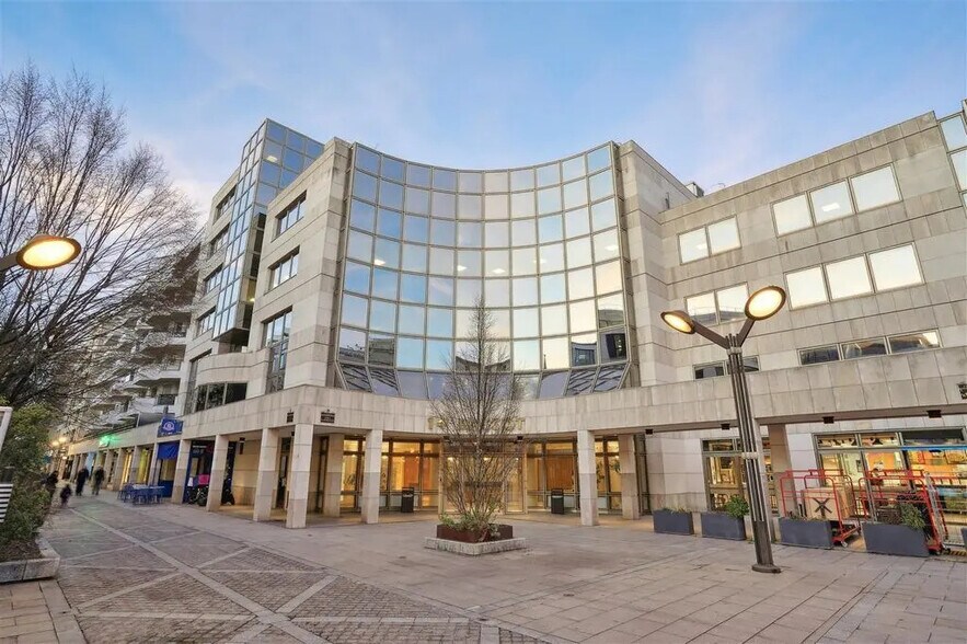 14 Place Marie - Jeanne Bassot, Levallois-Perret à louer - Photo du bâtiment - Image 1 de 11