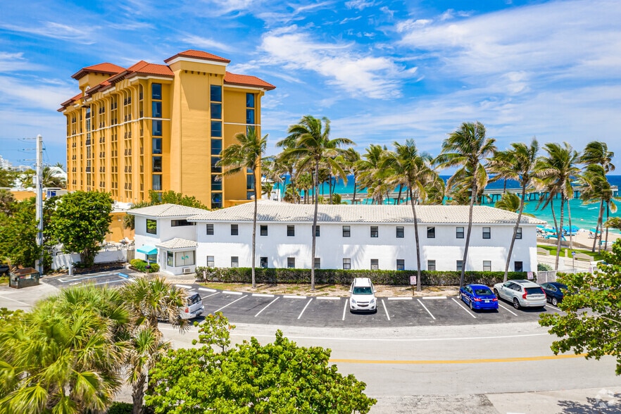 100 NE 20th Ter, Deerfield Beach, FL à vendre - Photo du bâtiment - Image 3 de 7