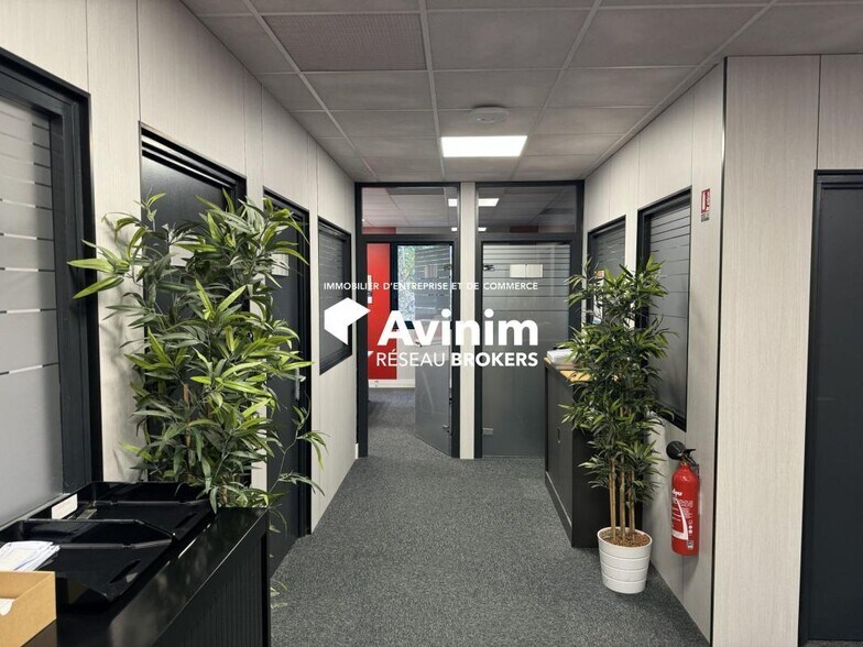 Office in Saint-Genis-Laval for lease - Interior Photo - Image 2 of 13
