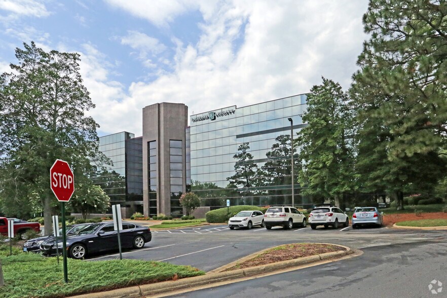 2840 Plaza Pl, Raleigh, NC à louer - Photo du bâtiment - Image 3 de 13