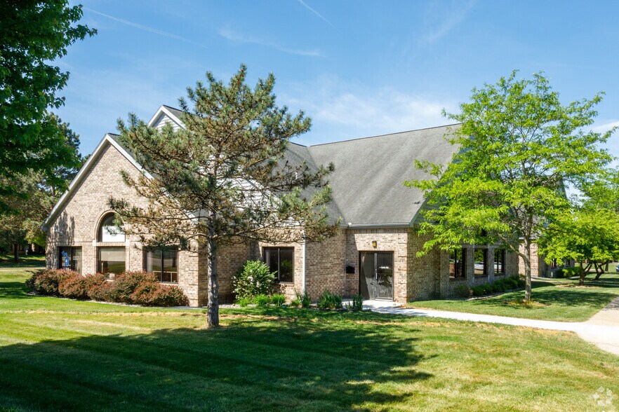 3945 Okemos Rd, Okemos, MI à louer - Photo du bâtiment - Image 2 de 6