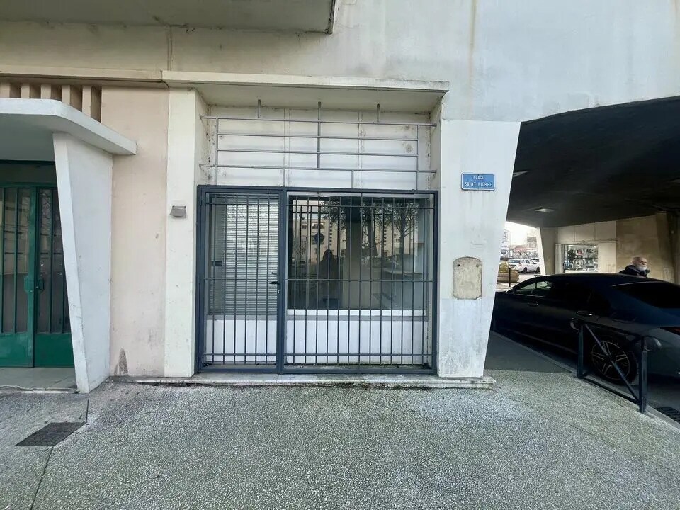 Office in Arles for lease Building Photo- Image 1 of 4