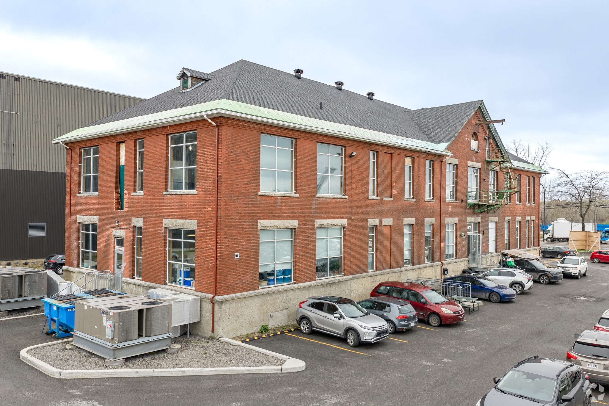 1505 Rue Dickson, Montréal, QC for sale Primary Photo- Image 1 of 9