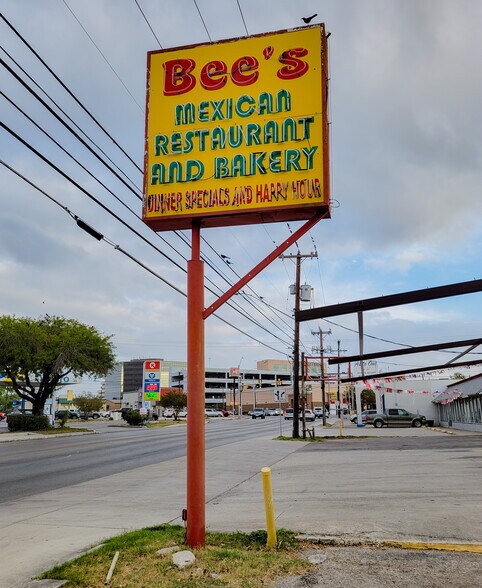 808 Lockhill Selma Rd, San Antonio, TX à vendre - Photo du bâtiment - Image 2 de 11