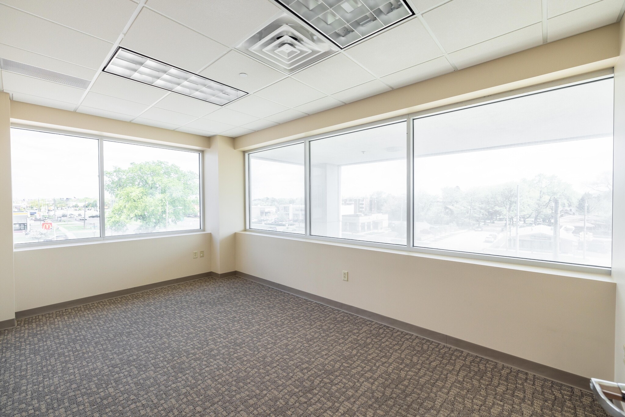 30701 Woodward Ave, Royal Oak, MI for lease Interior Photo- Image 1 of 3